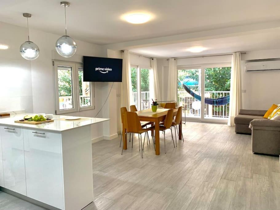 New Stylish Beach Front Apartment Кулера Екстериор снимка